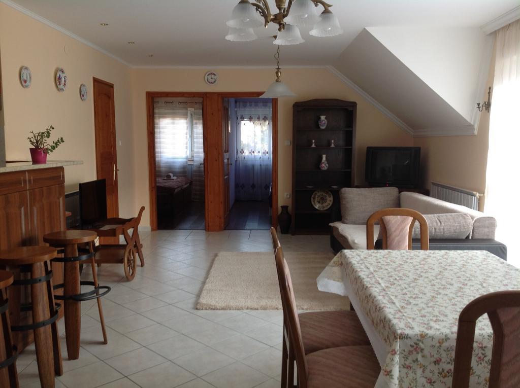 Attila Apartmanhaz Hotel Hévíz Стая снимка