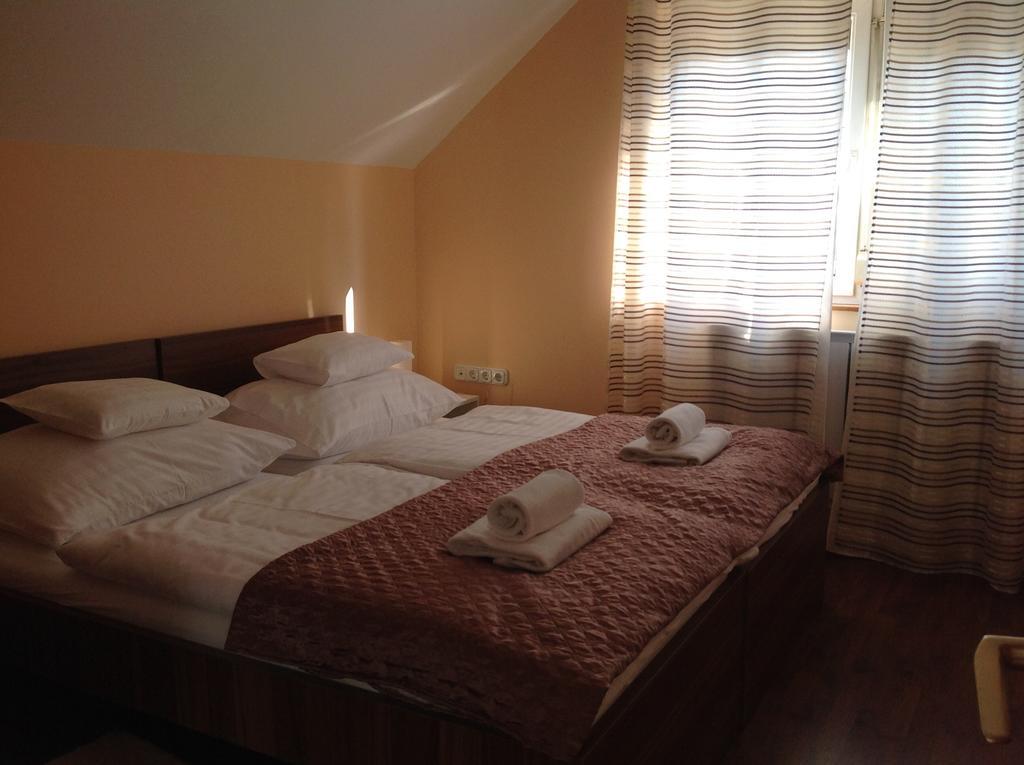 Attila Apartmanhaz Hotel Hévíz Стая снимка