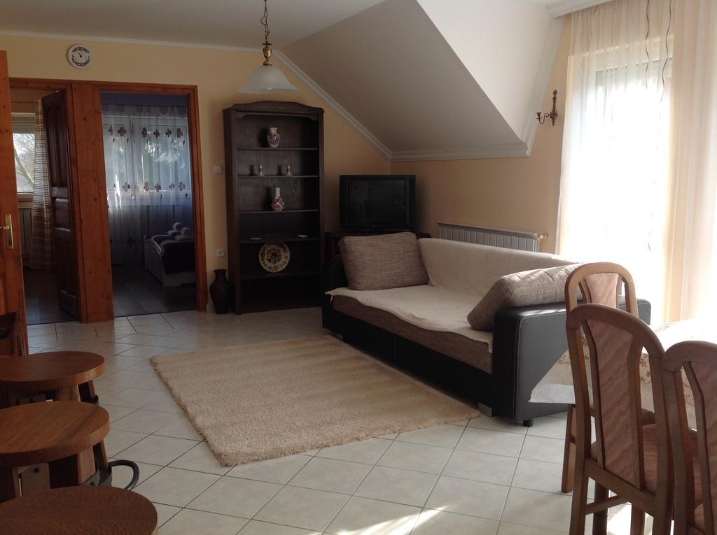 Attila Apartmanhaz Hotel Hévíz Стая снимка