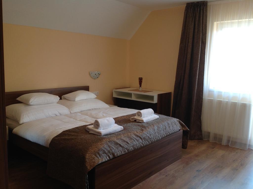 Attila Apartmanhaz Hotel Hévíz Стая снимка