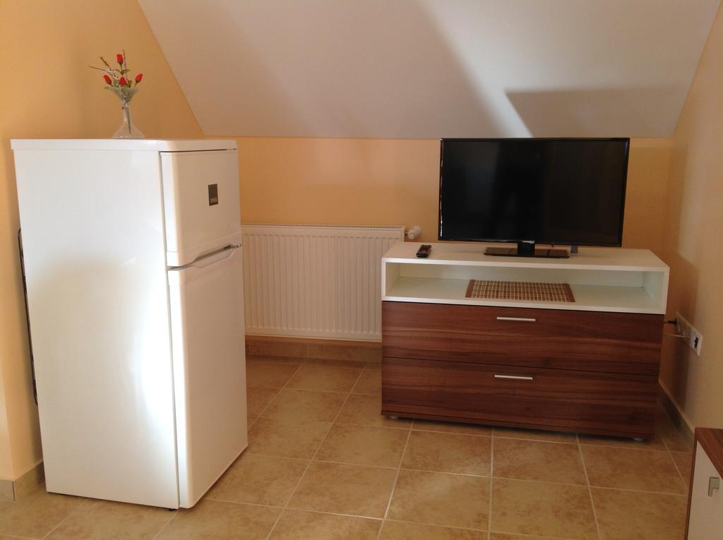 Attila Apartmanhaz Hotel Hévíz Стая снимка